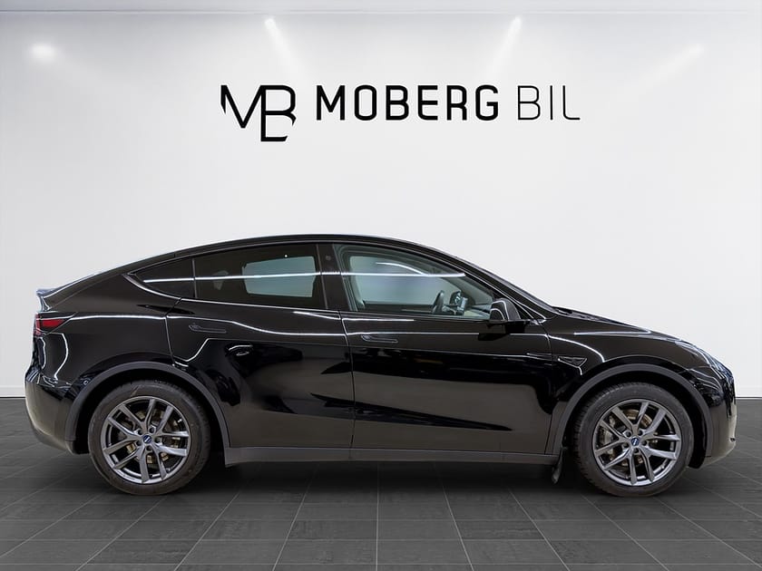Bild 4 av Tesla Model Y Standard Range RWD 299hk Pano Drag B-Kamera
