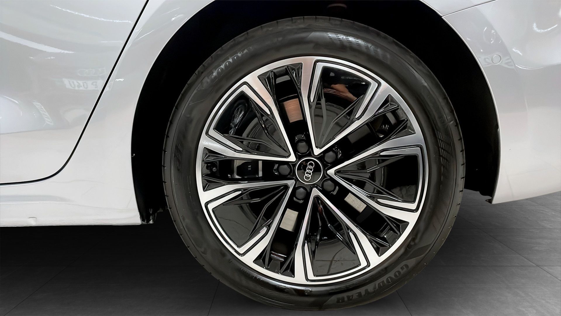 Audi A5 Avant e-hybrid quattro 2025, bild 6/10