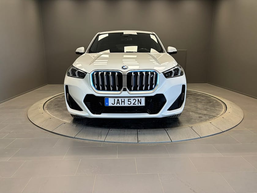 Bild 3 av BMW iX1 xDrive30 M Sport, Harman Kardon, Panoramatak