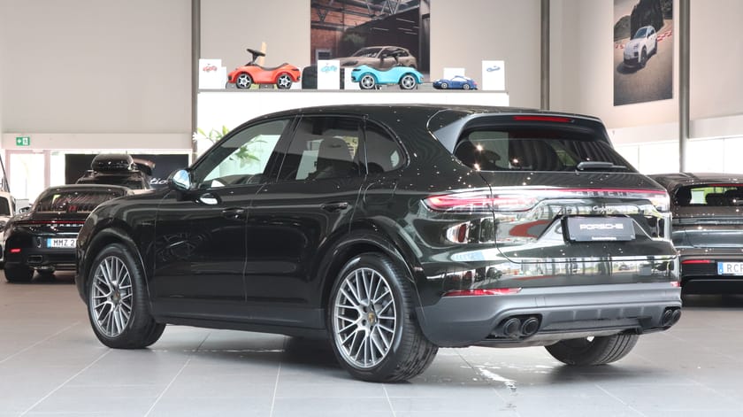 Bild 2 av Porsche Cayenne E-Hybrid PTS Dark Olive
