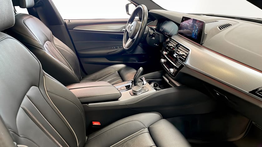 Bild 3 av BMW 530d xDrive Touring D  M Sport Panorama Komfortstol med minne HUD