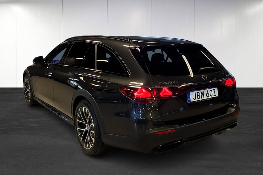 Bild 4 av Mercedes-Benz E 300 de 4MATIC All-Terrain 4M | Burmester | 360 | Nightpaket | Drag |