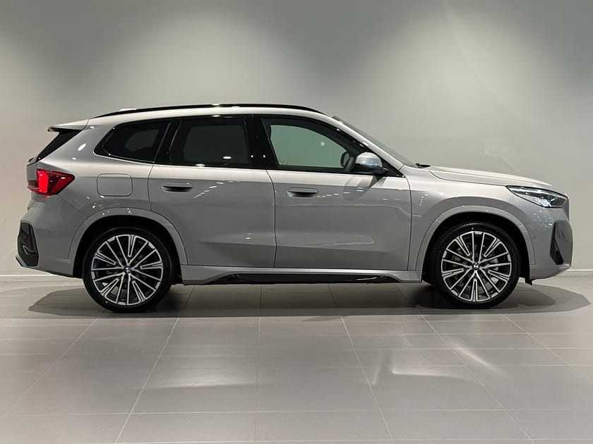 Bild 3 av BMW iX1 xDrive30 M Sport Active Edition Drag Tonade rutor 20"