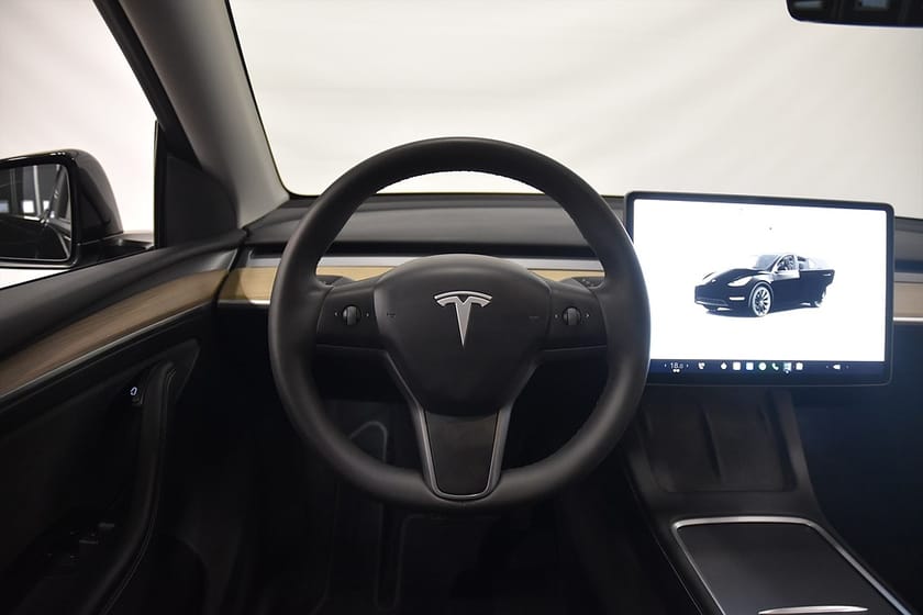 Bild 2 av Tesla Model Y Standard Range RWD Autopilot Pano Skinn 299hk
