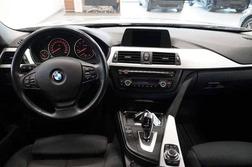 Bild 2 av BMW 328i xDrive Touring Rattvärme Navi Drag Sportstol