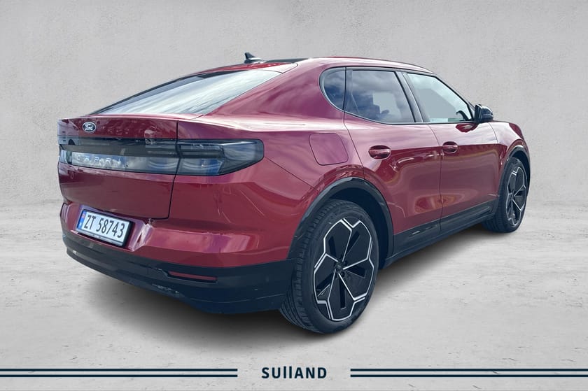 Bilde 4 av Ford Capri EV Extended Range AWD Hel elektrisk firehjulstrekker en lekker rødfarge