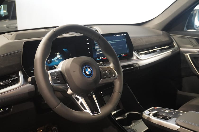 Bild 2 av BMW iX1 xDrive30 M Sport Business Ed Drag DA HUD