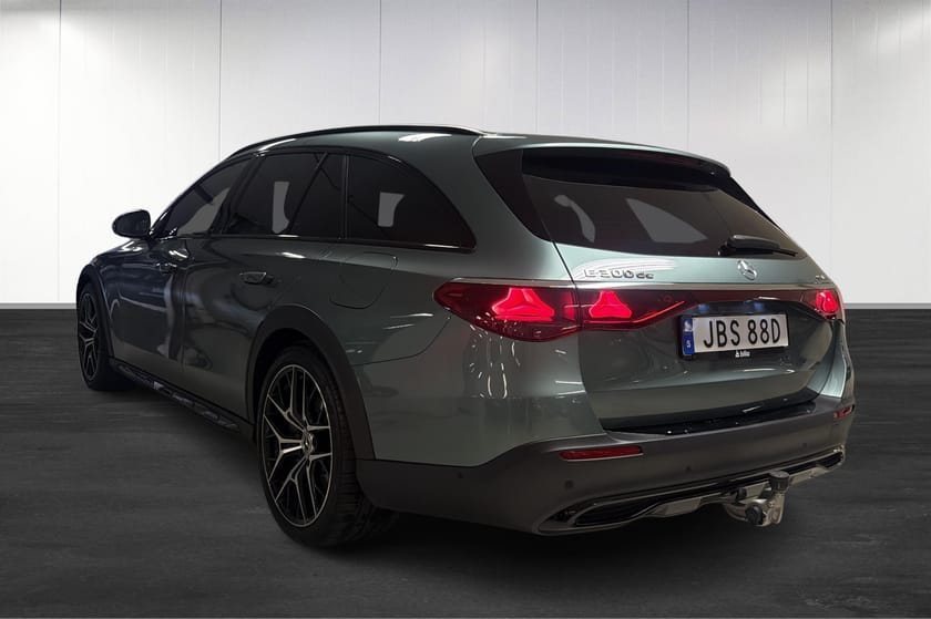 Bild 4 av Mercedes-Benz E 300 de 4MATIC All-Terrain Drag/Pano/Burmester/Nightpackage