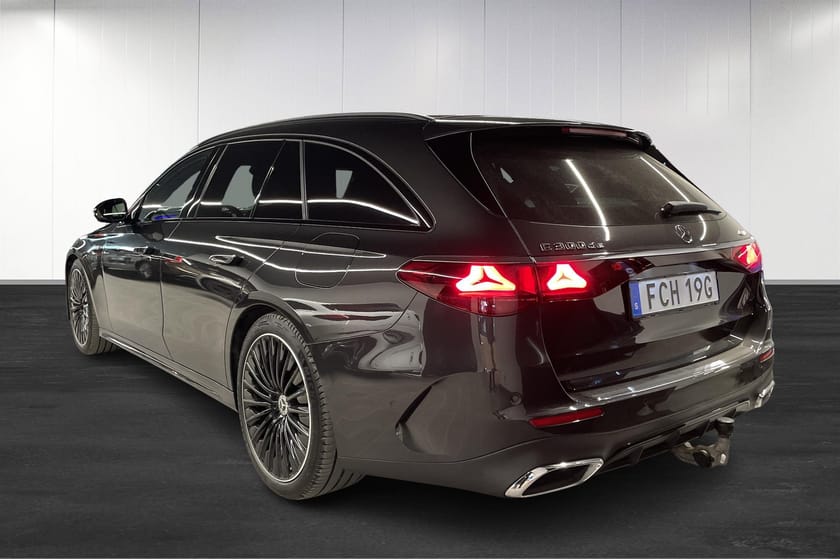 Bild 4 av Mercedes-Benz E 300 de 4MATIC T AMG Line/Superscreen/Dragkrok/V-Hjul/HuD/Moms