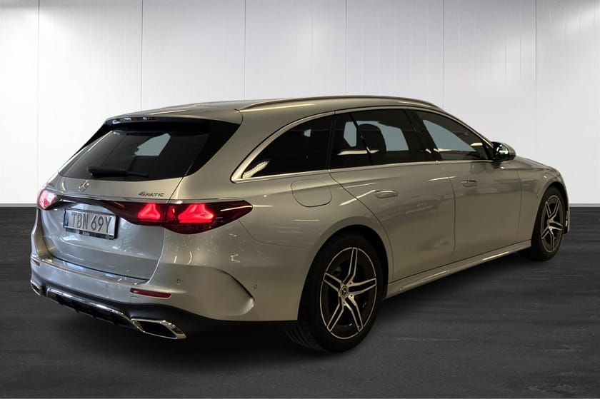 Bild 4 av Mercedes-Benz E 300 de 4MATIC T AMG-LINE/S-VHjul/Drag//keyless/360kamera