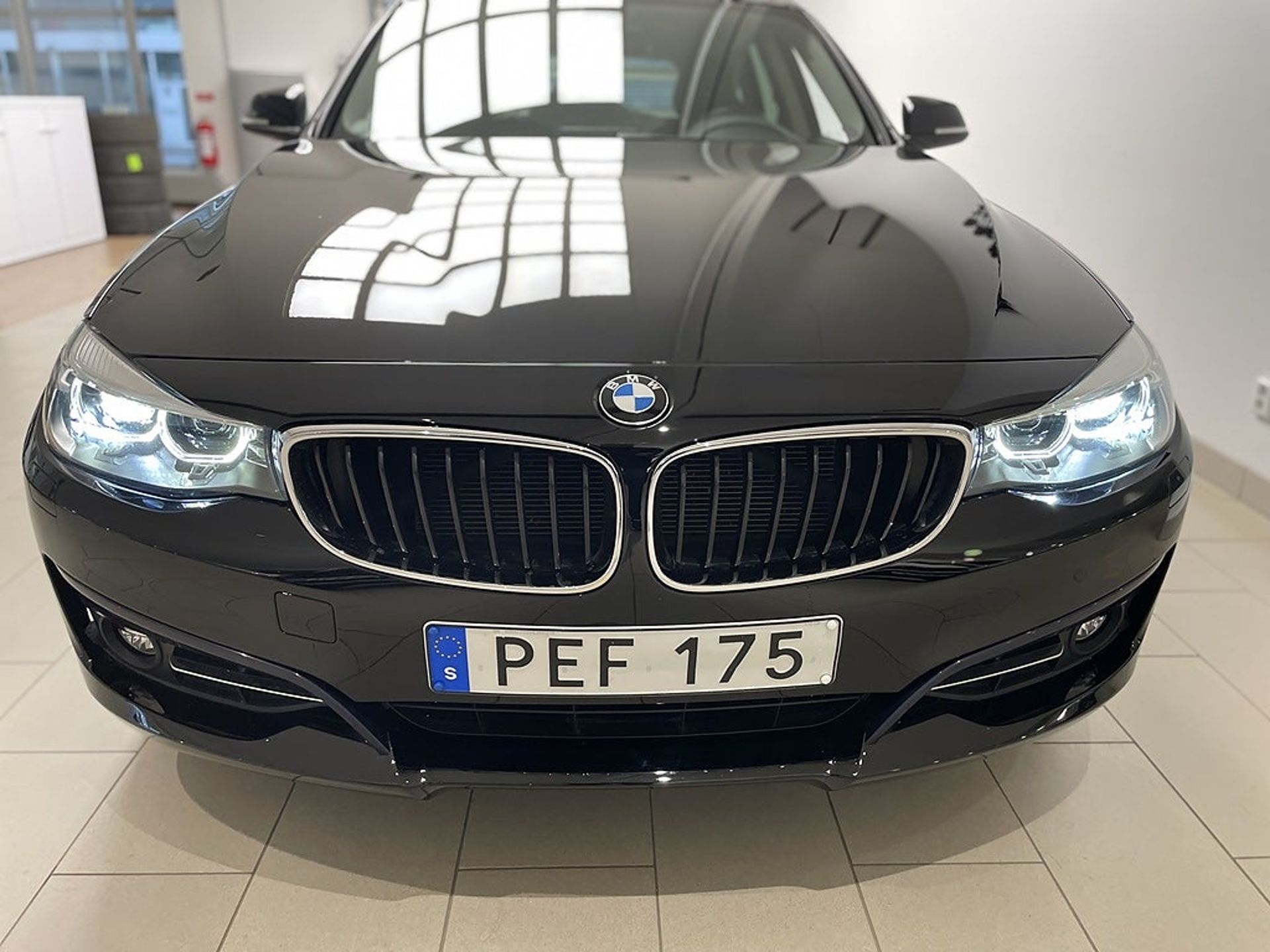 BMW 320d 2017, bild 2/10