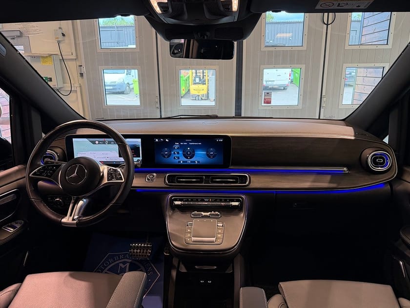 Bild 5 av Mercedes-Benz V 300d 4MATIC 3.2t V300d AMG AWD Burmester MOMS Ombyggd Lastbilsreg Värmare
