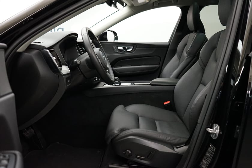 Bild 5 av Volvo XC60 Recharge T6 II Core Edition, Förarstol elmanövrerad, Taklucka