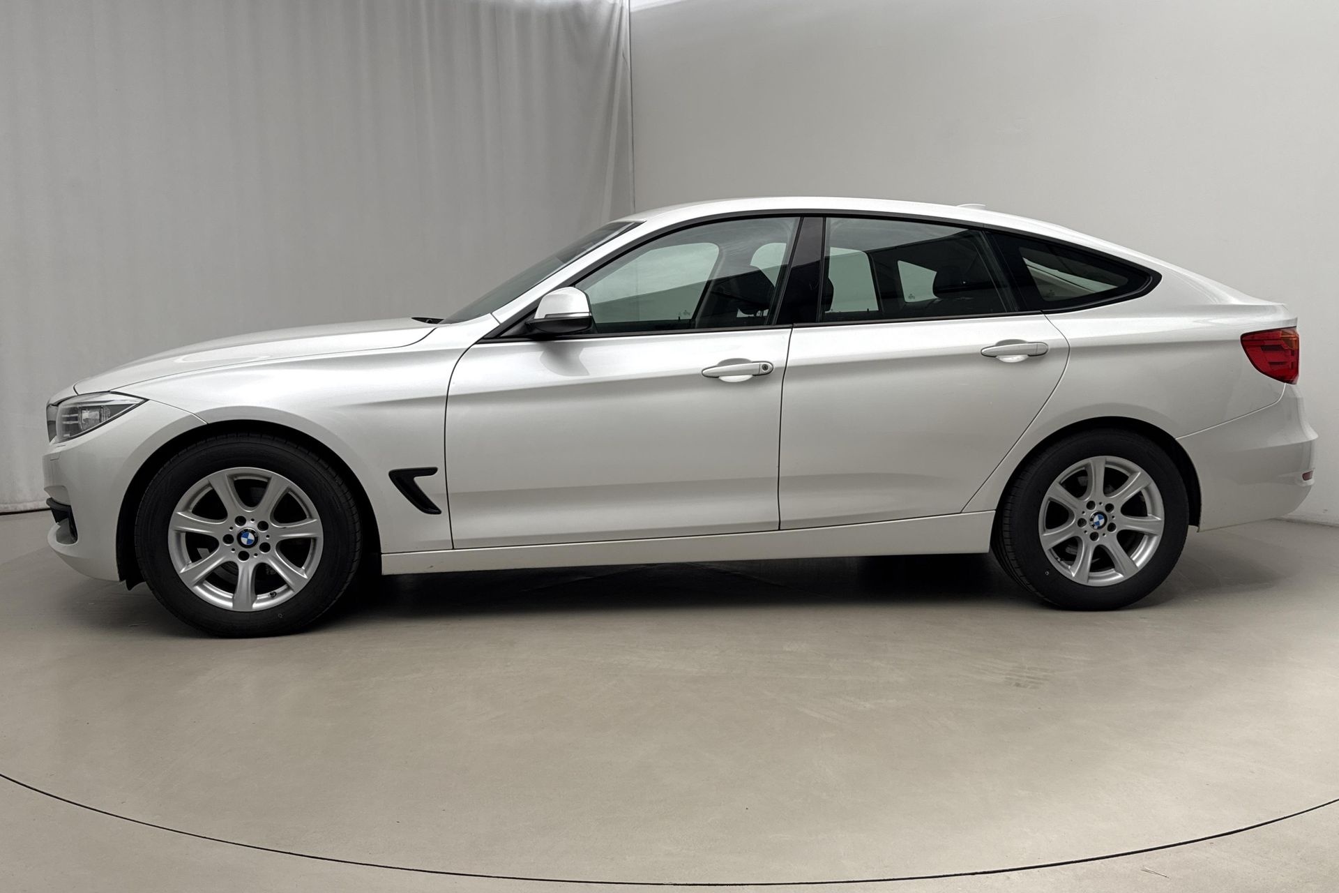 BMW 320d 2016, photo 2/10