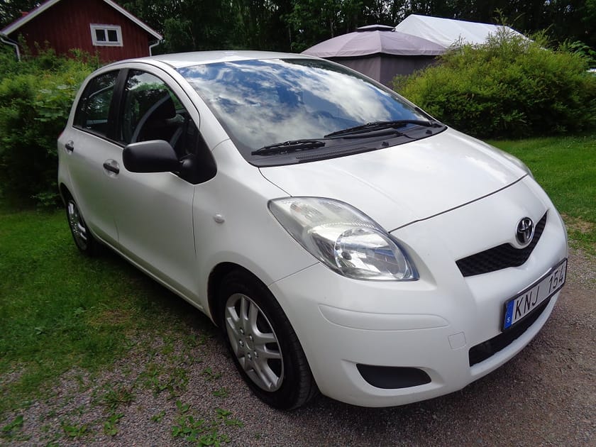 Bild 2 av Toyota Yaris 5-D 1.4 D-4D NYBES U.A./NYSERVAD/FÖRBR 0,42/90 HK/6-VXL