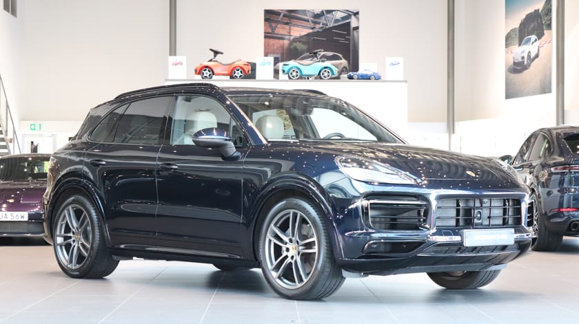 Bild 1 av Porsche Cayenne E-Hybrid / Platinum Edition / Sportavgassystem / Massagestolar /