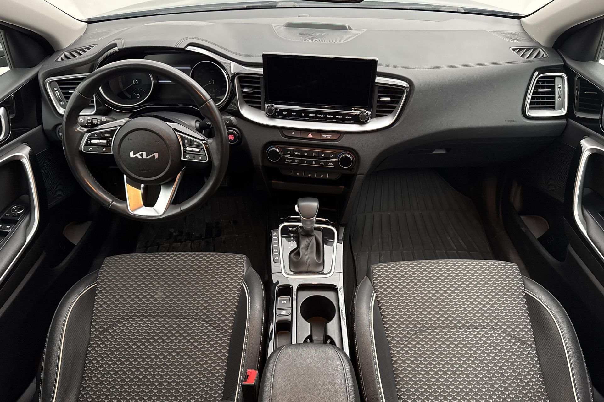 Kia Ceed Sportswagon Plug-in Hybrid 2023, photo 7/10