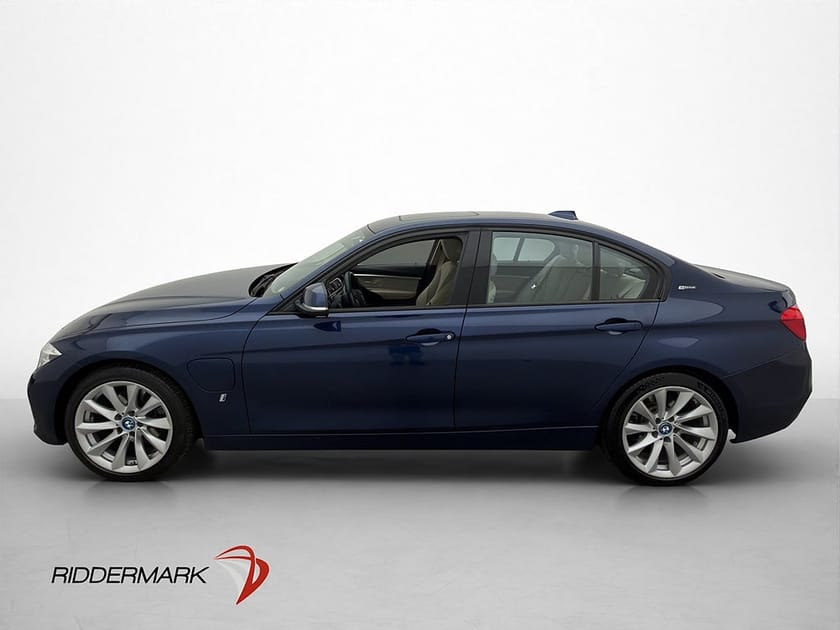 Bild 5 av BMW 330e Sedan Sport line Taklucka HUD HiFi Kamera Navi Halvskinn