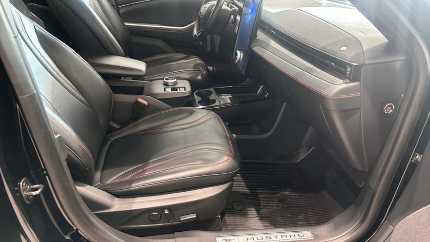 Bild 3 av Ford Mustang Mach-E Standard Range AWD Teknikpaket