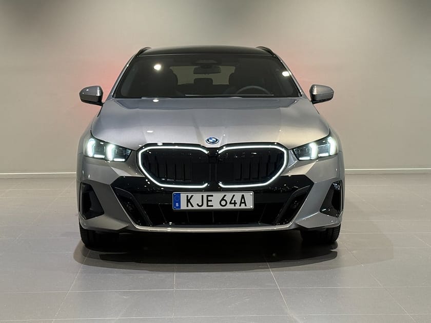 Bild 2 av BMW 550e xDrive Touring M Sport Pro Innovation Drag B&W 20"