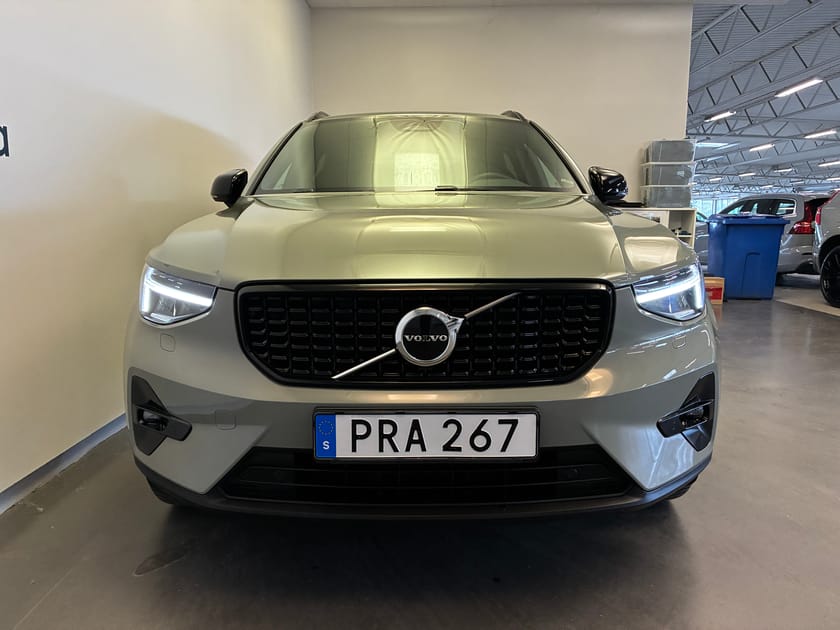 Bild 2 av Volvo XC40 B4 FWD Bensin Plus Dark / Keyless / Dragkrok / Navigation / Backkamera /