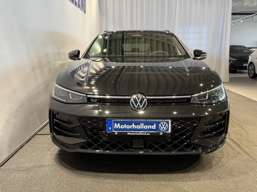Bild 4 av Volkswagen Passat Variant eHybrid R-Line / Pano / HUD /Massage / Drag