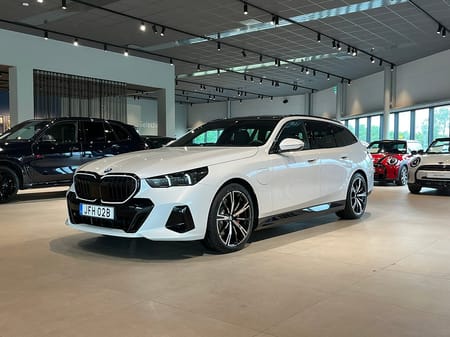 BMW 530e xDrive Touring M Sport Pro Pano B&W DA Pro Drag