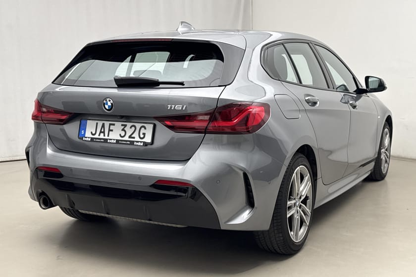 Bild 3 av BMW 118i ERROR{"data":"118 5dr, F40 (136hk)\u001e M Sport GPS HiFi"}