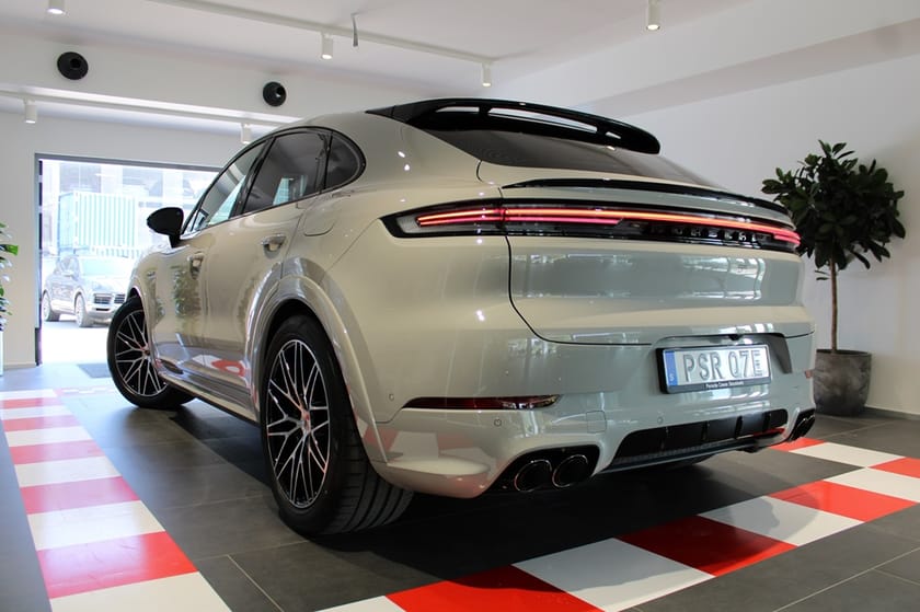 Bild 2 av Porsche Cayenne E-Hybrid Coupé Black Edition