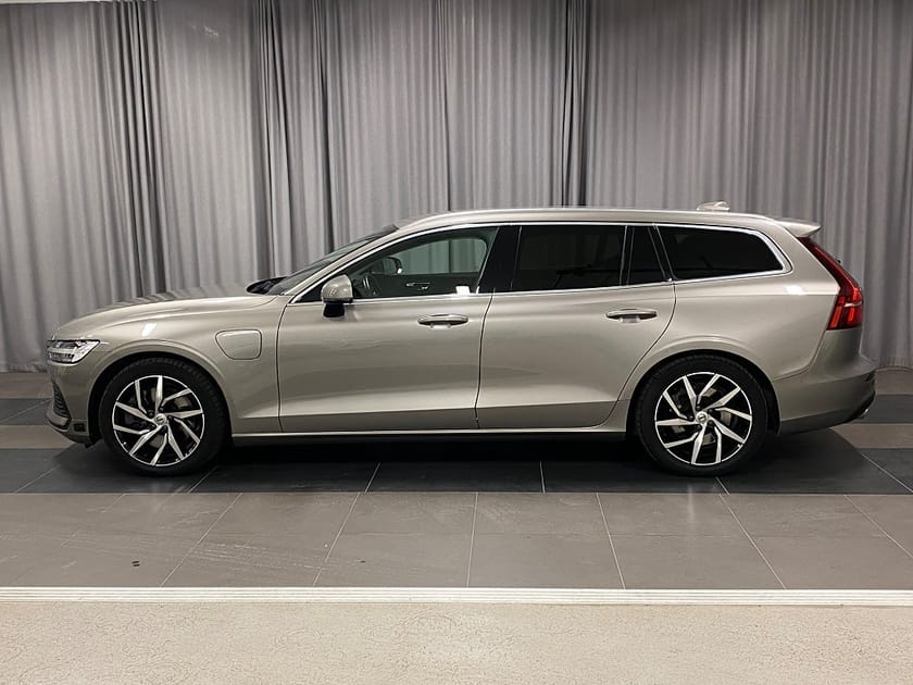 Bild 2 av Volvo V60 Recharge T6 AWD Momentum Kamera Värmare Drag