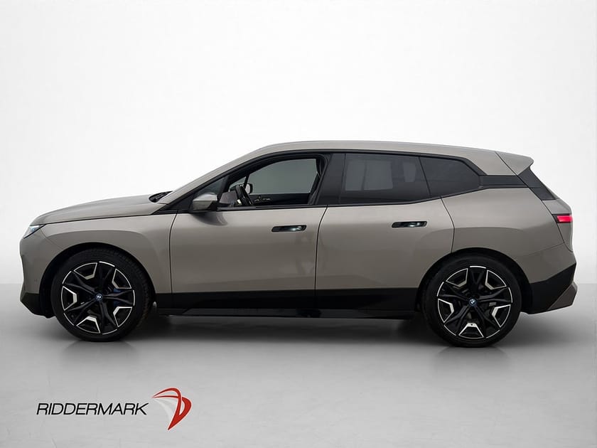 Bild 5 av BMW iX xDrive40 Sport Pano Sky 360° H/K Skinn CarPlay Drag