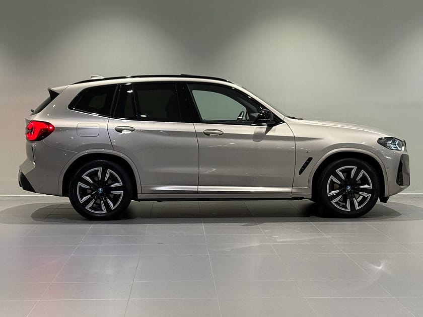 Bild 3 av BMW iX3 Charged M Sport Drag Adpt Farth Panorama Elstolar
