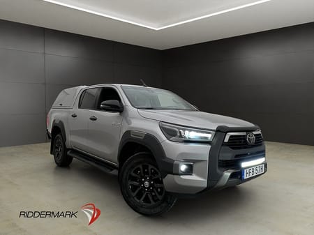 Toyota Hilux Dubbelhytt Invincible 2.8 4WD D-Värmare Drag JBL Diff Kåpa