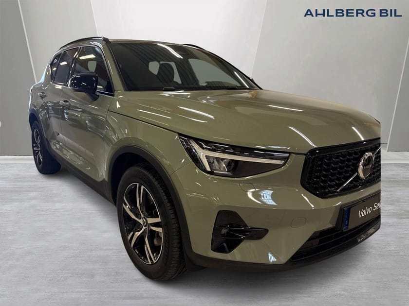 Bild 1 av Volvo XC40 B3 FWD Bensin Plus Dark, Klimatpaket, Förarstödpaket, Parkeringskamera Bak, Baklucka Elmanövrerad, Google Maps