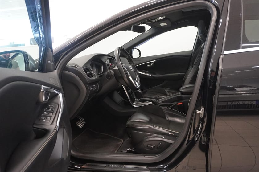 Bild 2 av Volvo V40 T5 Geartronic Momentum R-Design 254hk