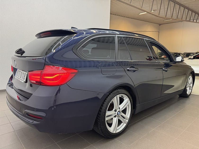Bild 3 av BMW 330d xDrive Touring 330 258hk Sport line M-ratt/M-fälgar/Krok/Nyservad