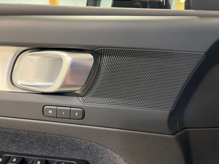 Bild 5 av Volvo XC40 B3 FWD Bensin Plus Dark, Klimatpaket, Förarstödpaket, Parkeringskamera Bak, Baklucka Elmanövrerad, Dragkrok
