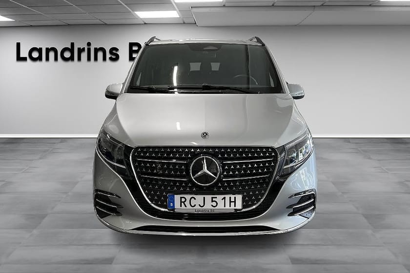 Bild 2 av Mercedes-Benz V 300d 4MATIC 3.2t 300 Lång 7-Sits AMG-Line