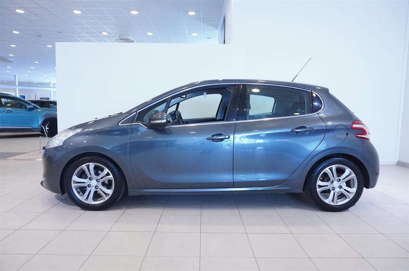 Bild 4 av Peugeot 208 1,2 VTi 82hk 5-D Allure Ledramp Motorv. Vinterhjul