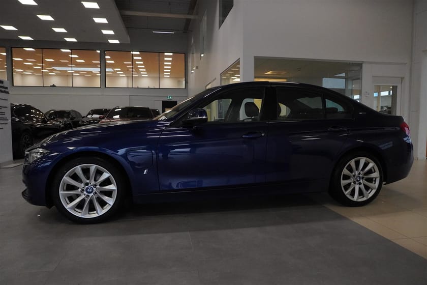 Bild 2 av BMW 330e Sedan Sportline Navi HiFi Delläder
