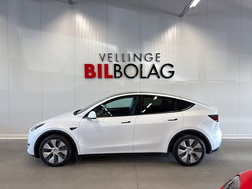 Bild 1 av Tesla Model Y Standard Range RWD B-Kamera Skinn