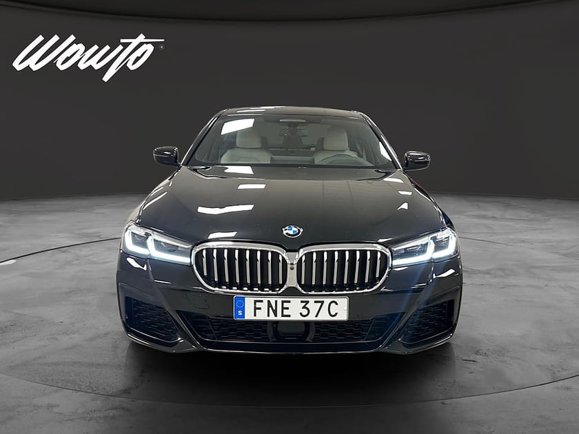 Bild 2 av BMW 545e xDrive Sedan 545 M Sport / HUD / Dragkrok / Keyless