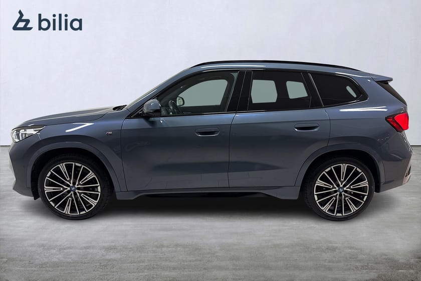 Bild 3 av BMW iX1 xDrive30 M Sport / H/K / Pano / 360 / Drag /Adaptiv/HUD