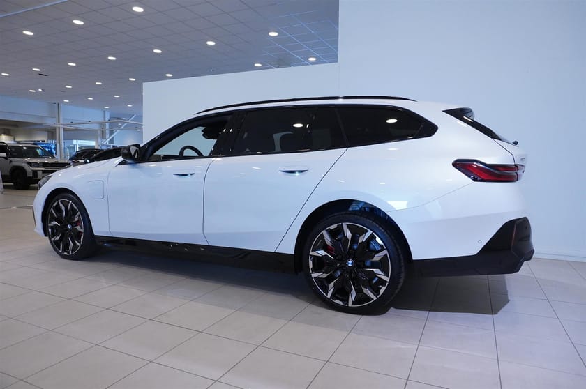 Bild 5 av BMW 550e xDrive Touring M Sport Pro Business Ed Drag DA Pro B W