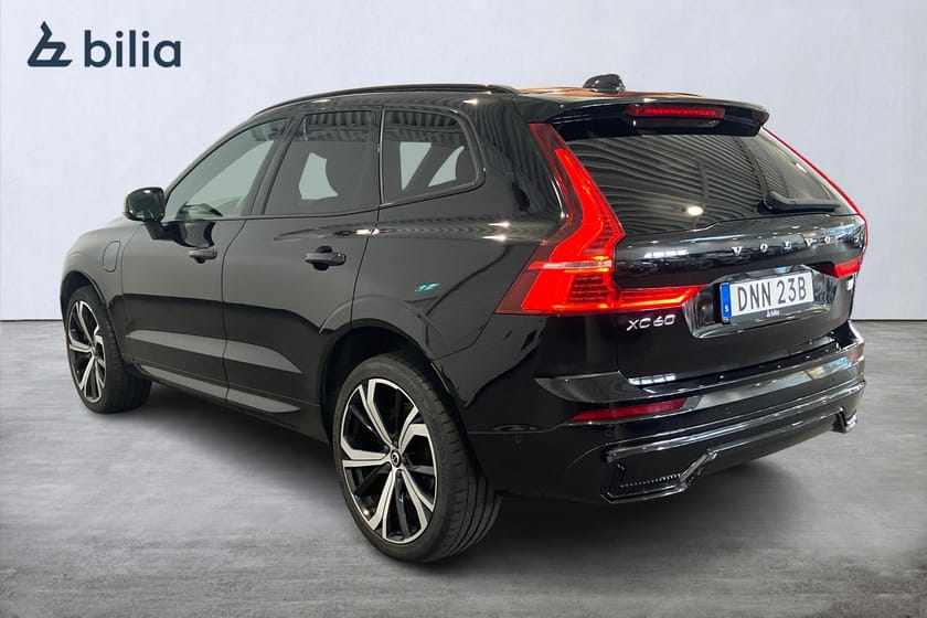 Bild 2 av Volvo XC60 Recharge T8 R-Design Mörkt tonade rutor 5 st Parkeringskamera 360 Dragkrok halvautomatisk Passagerarstol elmanöv HarmanKardon PremiumSound