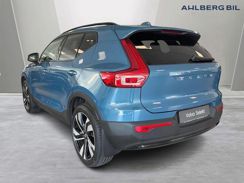 Bild 3 av Volvo XC40 B3 FWD Bensin Plus Dark, Dragkrok Halvautomatisk, Pakeringskamera 360, Förarstöd, 20"5 tum, Google Maps