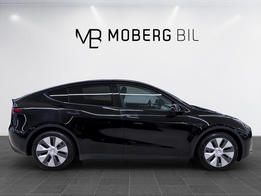 Bild 4 av Tesla Model Y Standard Range RWD 299hk Pano Drag B-kamera