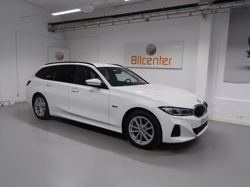 Bild 4 av BMW 330e xDrive Touring Innovation V-Däck ingår HUD-Wide-Drag-Kamera-Ada