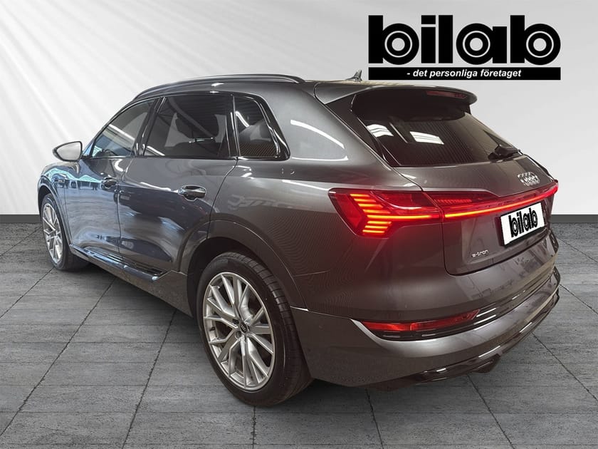 Bild 3 av Audi e-tron 55 quattro S-line 300,00 KW Pano, B&O, drag