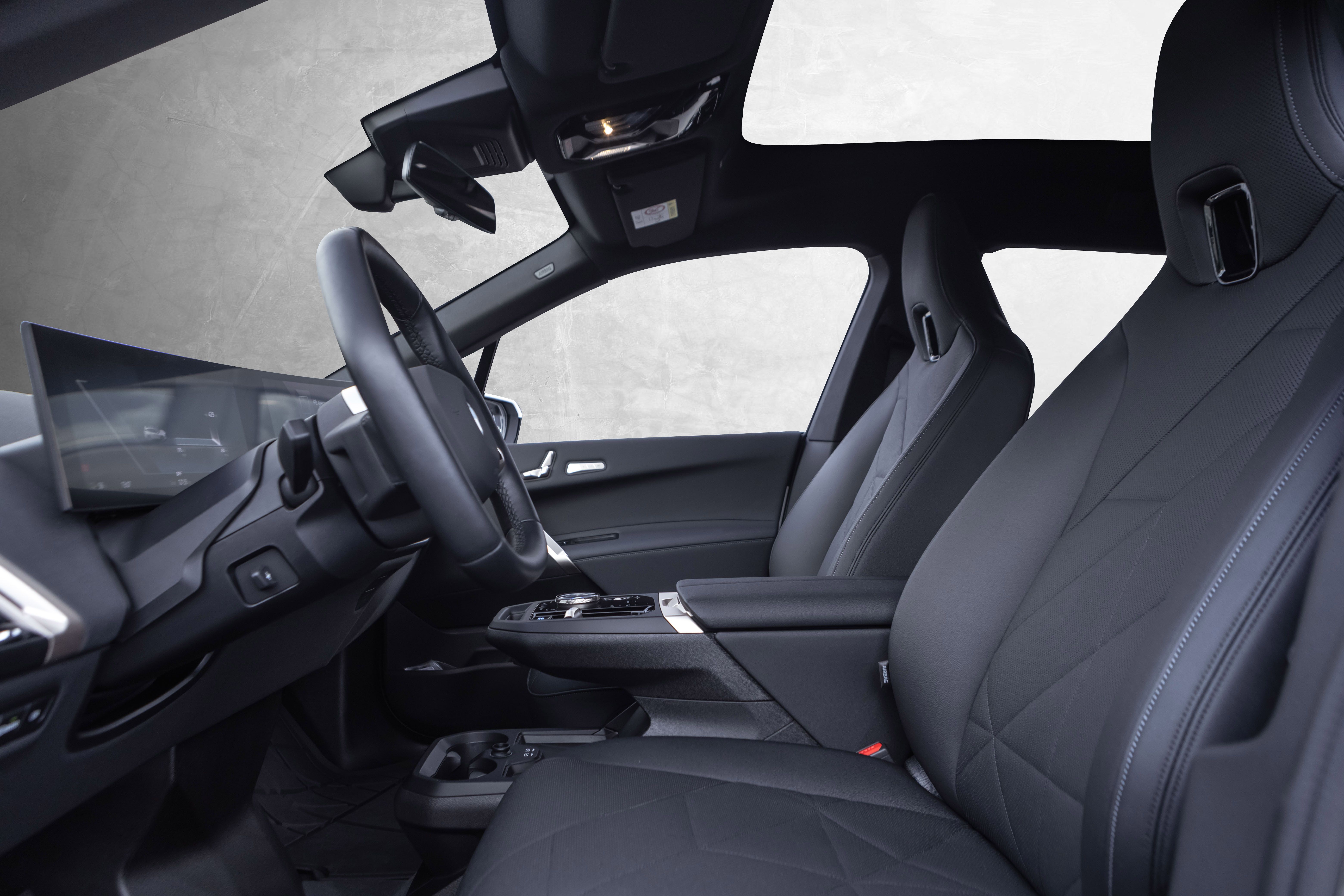 BMW iX xDrive60, 544hp, 2025